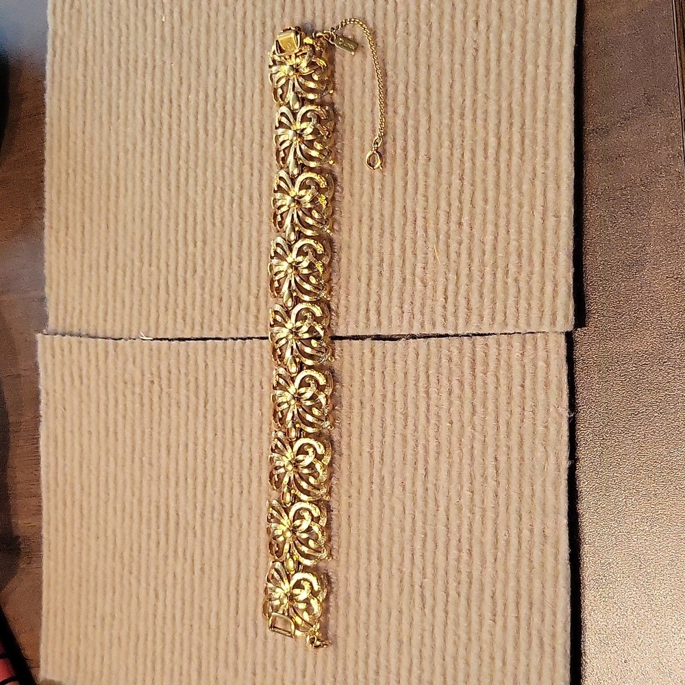 MONET GOLD TONE SCROLL 1" WIDE LINK FLOWER BRACELET - Picture 6 of 9